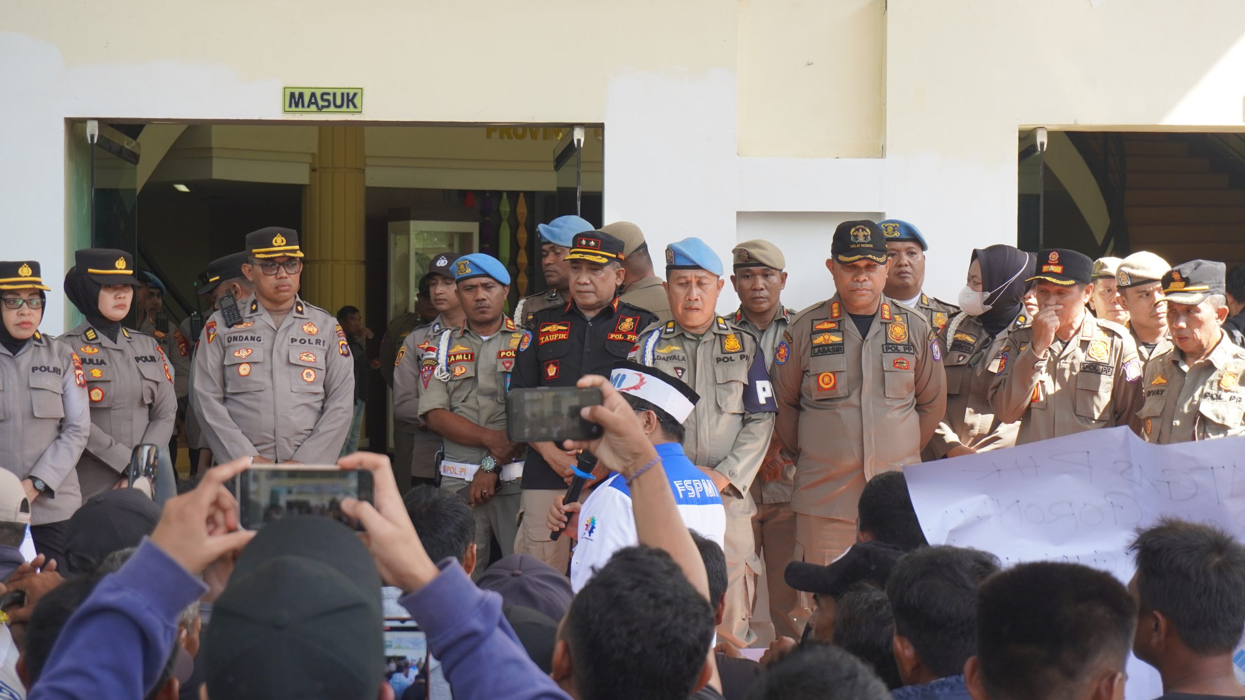 Pengamanan Humanis May Day di Kantor Gubernur Gorontalo Berlangsung Kondusif