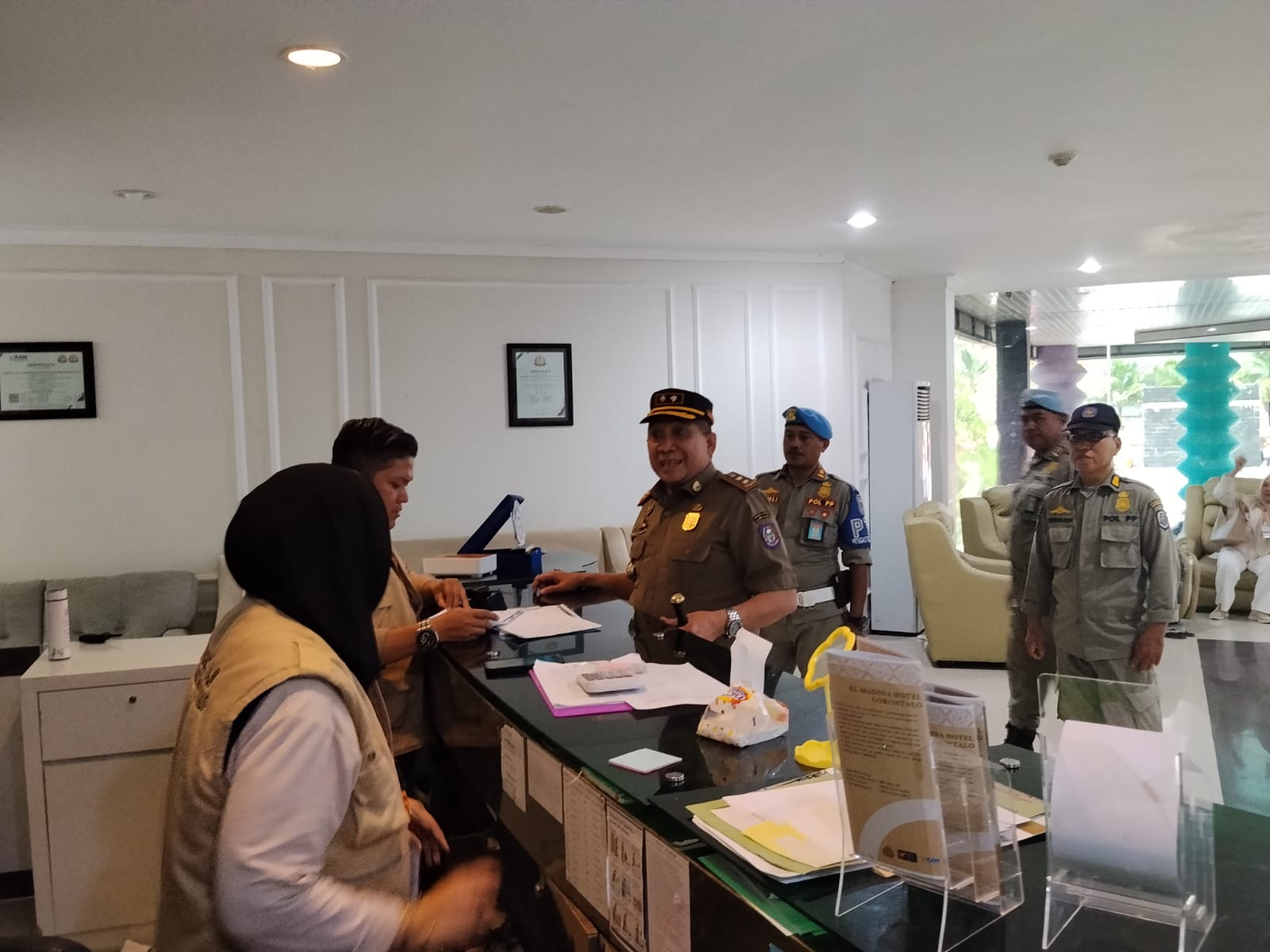 Kasatpol PP dan Penanggulangan Kebakaran Provinsi Gorontalo Pantau Langsung Pengamanan Jemaah Haji di Asrama Haji