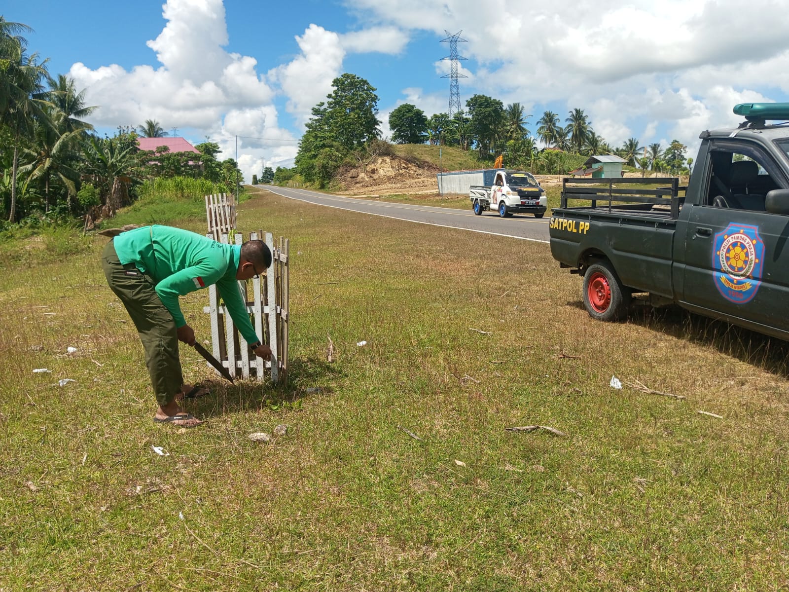 Satpol PP Provinsi Gorontalo Intensifkan Perawatan Pohon Penghijauan di Sepanjang Jalur GORR