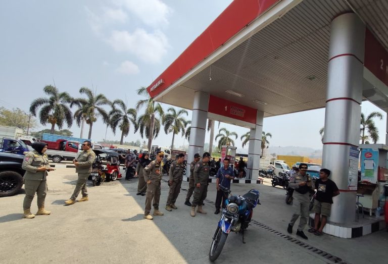 Pastikan Pasokan BBM Tetap Tersedia, Kasatpol PP Gorontalo Pantau dan Awasi SPBU hingga Gorontalo Utara