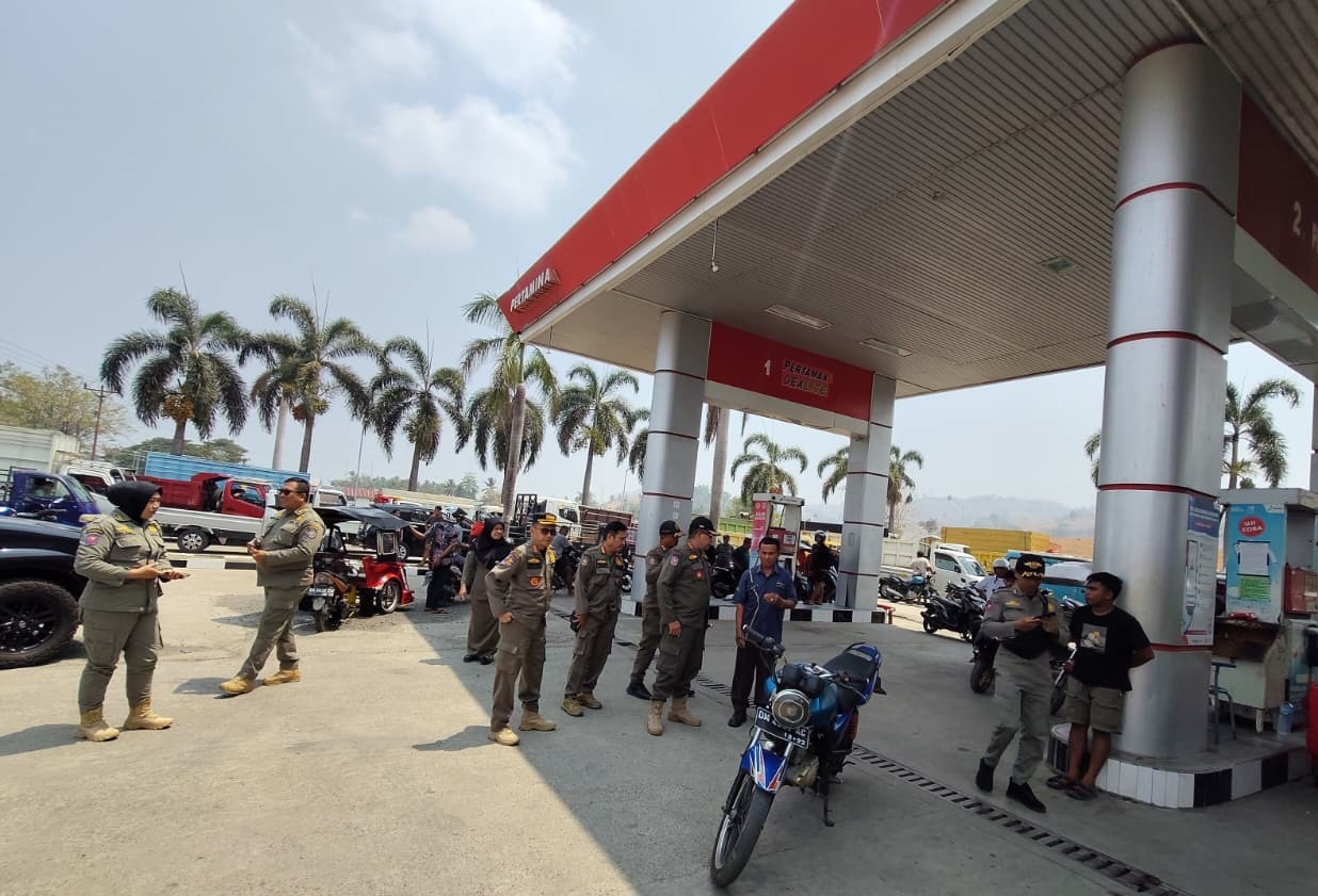 Pastikan Pasokan BBM Tetap Tersedia, Kasatpol PP Gorontalo Pantau dan Awasi SPBU hingga Gorontalo Utara